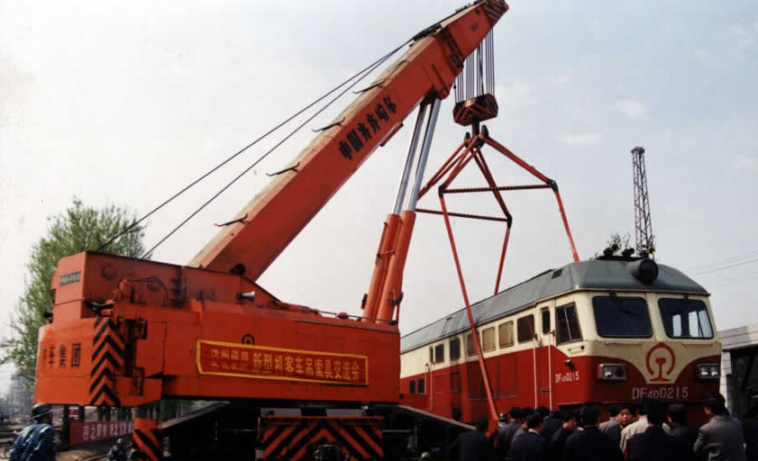 沈陽(yáng)鐵路東方4型138噸機(jī)車整體吊裝